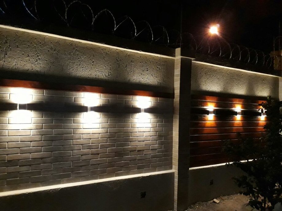 Aplicação do revestimento Portobello integrado com a madeira.