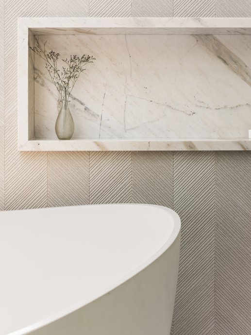 Detalhe Ms. Barcelona Cristal Vic composto com nicho em mármore branco Paraná