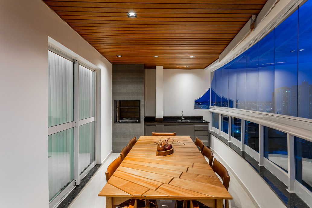 A sacada do apartamento transformou-se num espaço de lazer para receber os amigos.