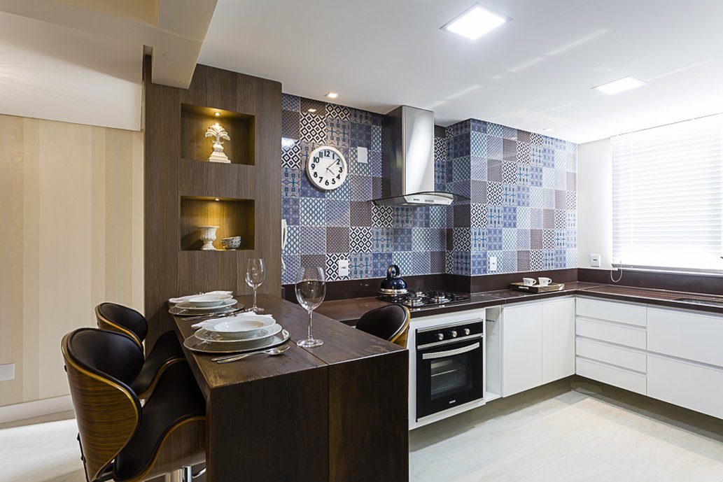 Piso: TRAVERTINO NAVONA BIANCO | Detalhe: VILA MADA MIX INDIGO