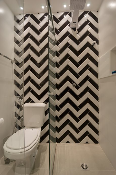 Banheiro com chevron em P&B criando um painel descolado e atual para o banheiro social - @costalonga_arquitetura