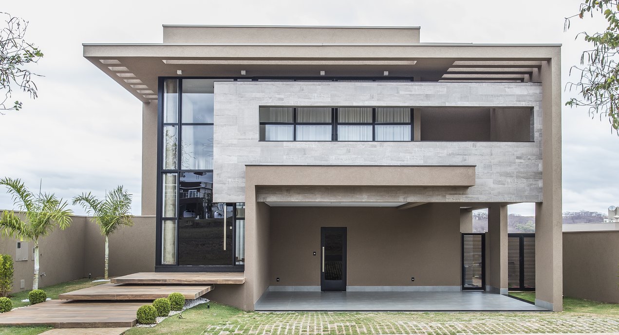 Fachada Contemporânea que abusa da volumetria.