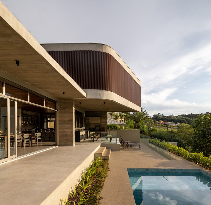 Área externa com a piscina e área gourmet