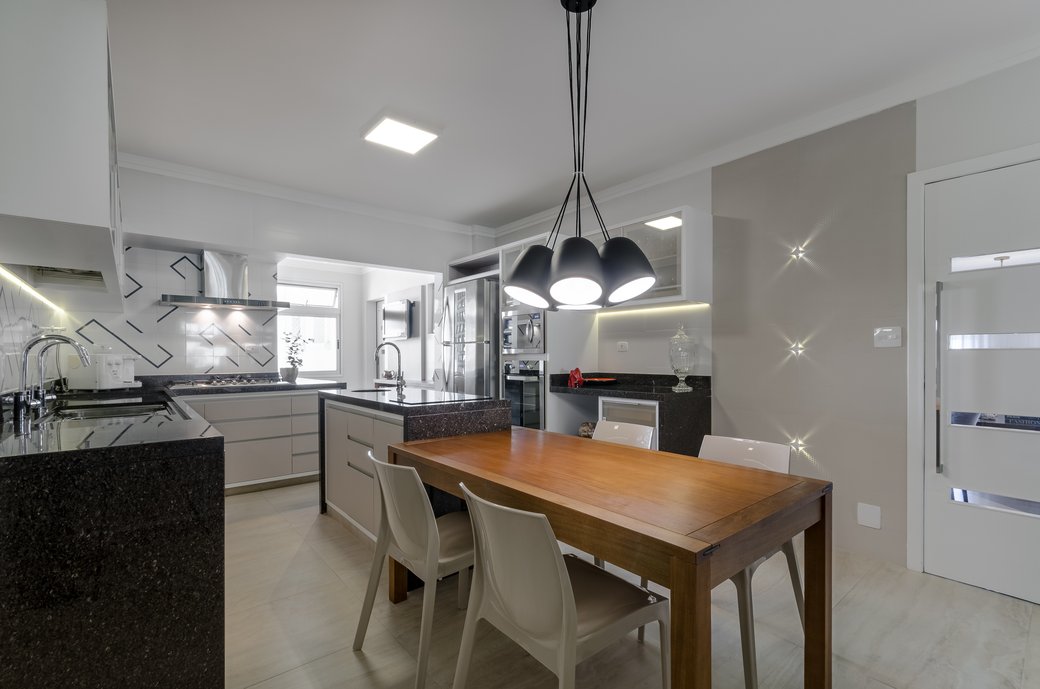 Cozinha com espaço para pequenas refeições e utilização de variados revestimentos Portobello. Foto R. Rizzutti