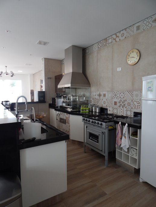 Churrasqueira com porcelanato Concretissyma Matiz Nude e Rio Retro Mix Bege.
