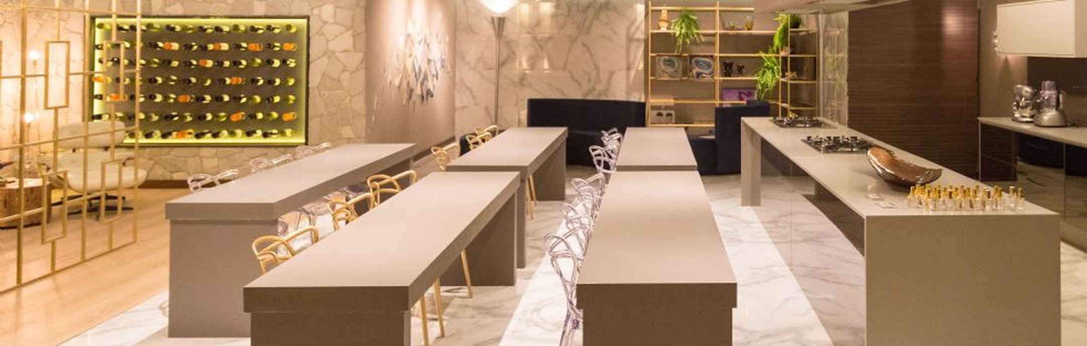 O ambiente ?Lapidário Gastronômico? da CASA COR Mato Grosso 2016, foi especialmente elaborado para as oficinas de Gastronomia e Enologia, que serão realizadas no espaço pelo Serviço Nacional de Aprendizagem Comercial de Mato Grosso (Senac/MT). A designer de interiores e joias Andressa Borsato, a arquiteta Camila Borim e a lighting designer Zilda Zompero se basearam na trajetória do diamante para idealizar o projeto, desde o design até as escolhas dos materiais, que vão de texturas rústicas às mais sofisticadas, com a proposta de 