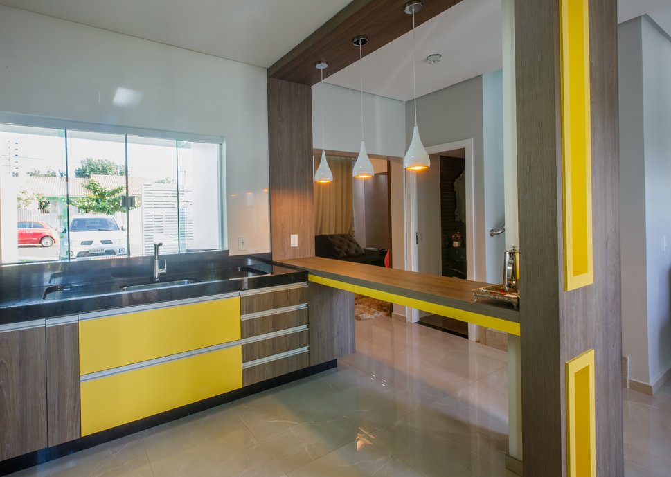 Cozinha integrada utilizando piso clássico e atemporal