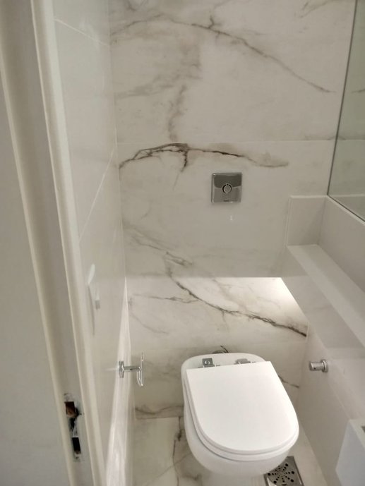 Lavabo minimalista, para esse pequeno espaço demos destaque apenas para uma das paredes, utilizando o mesmo material no piso.