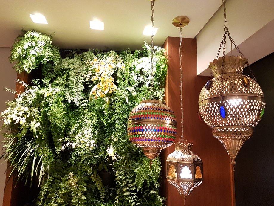 varanda com jardim vertical e luminárias marroquinas