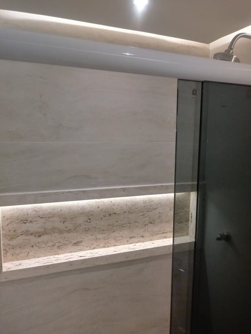 Banheiro de suíte hóspede, ampliado com linhas uniformes.