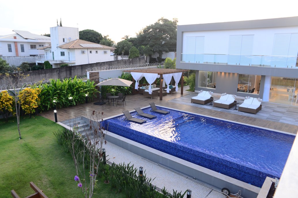 Piscina com borda infinita.