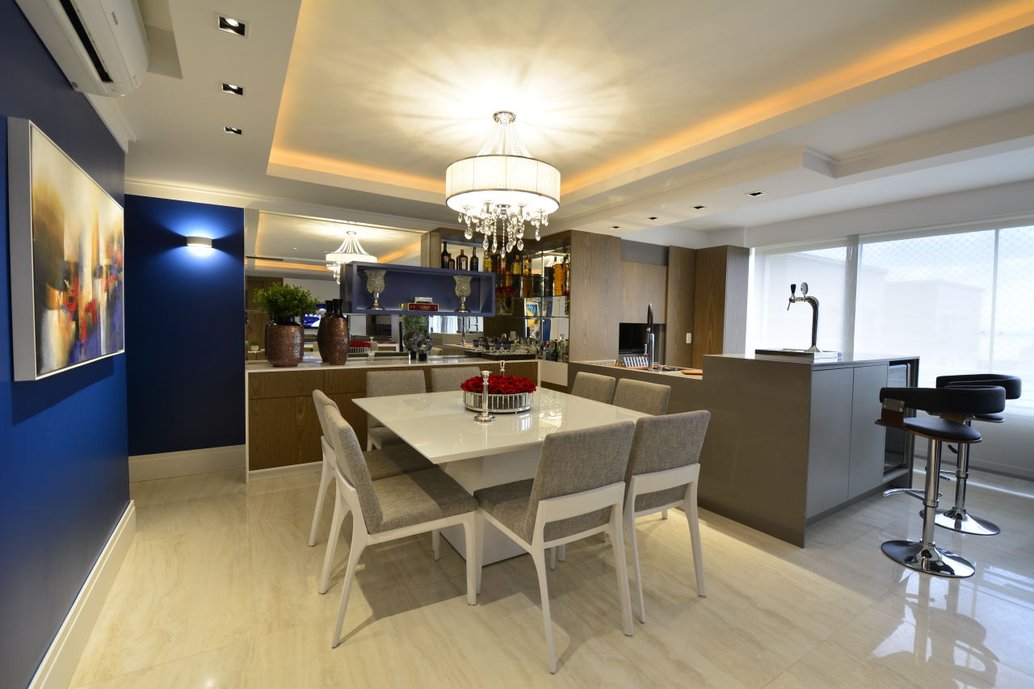 Living integrado com Espaço Gourmet e Jantar com piso Travertino Navona Bianco