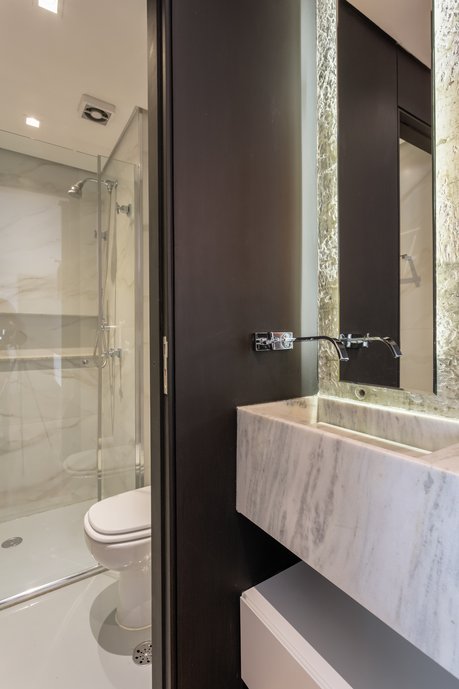 Banheiro clean com revestimento marmorizado