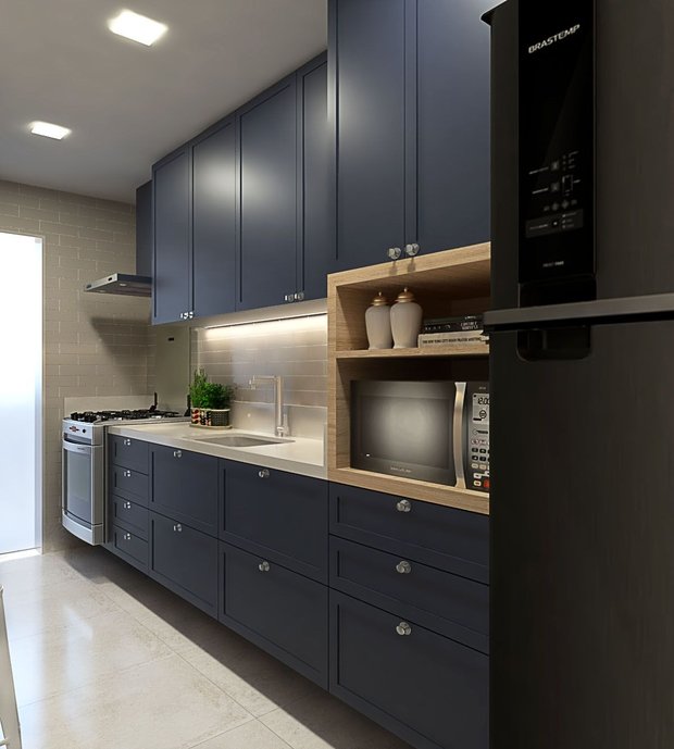 Cozinha com piso concretissyma, liverpool nas paredes e armarios em tom de azul marinho com detalhes em madeira