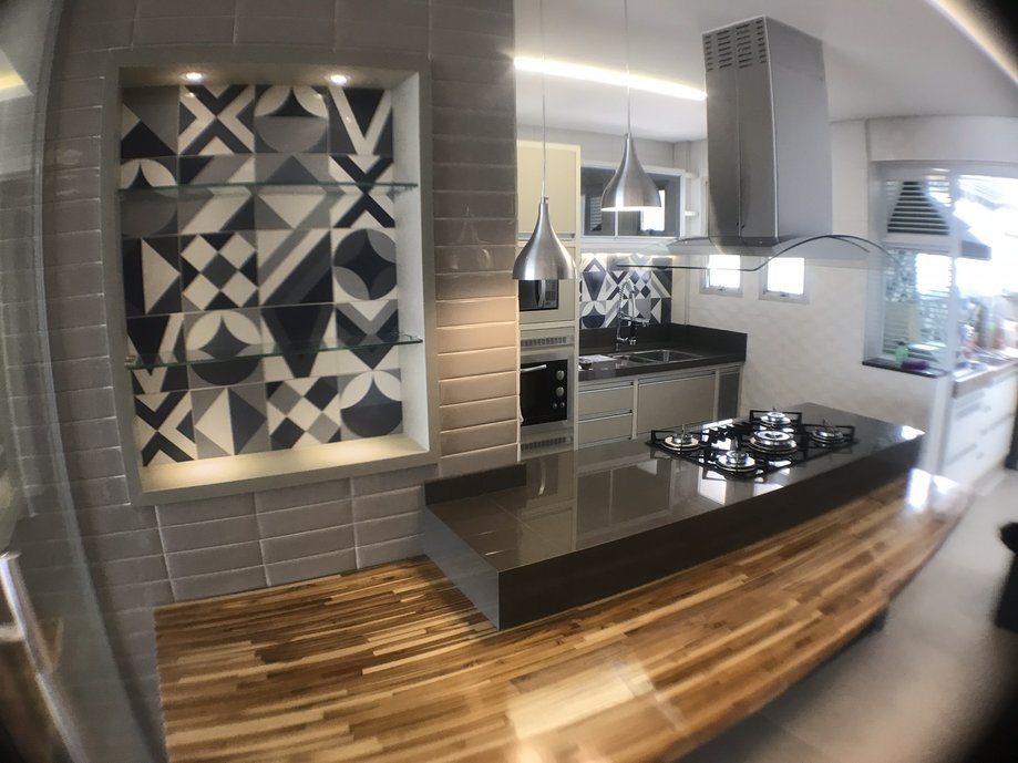 cozinha tipo americana projetada para integras as atividades de uma cozinha, churrasqueira, sala de refeição e bar
