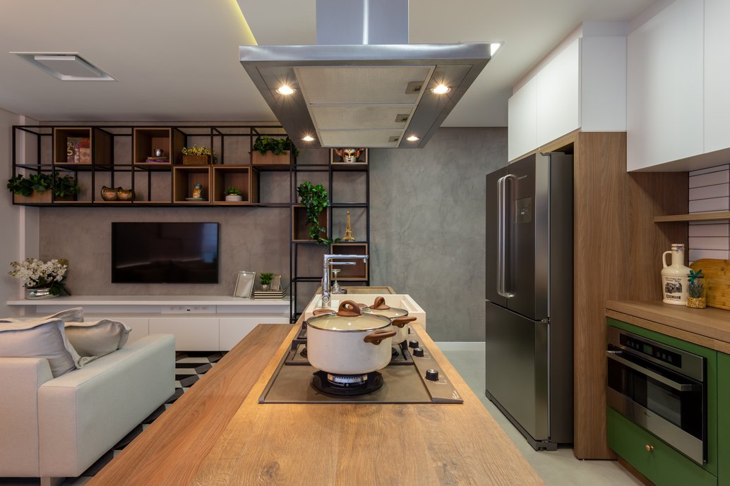 A mistura de materiais, cores e texturas foi explorada para criar um ambiente surpreendente! Destaque para bancada em porcelanato amadeirado Pau Brasil Natural da @portobelloblumenau, que juntamente com o mdf Verde Real da @duratex_pisosepaineis trouxeram aconchego e vida para o ambiente.