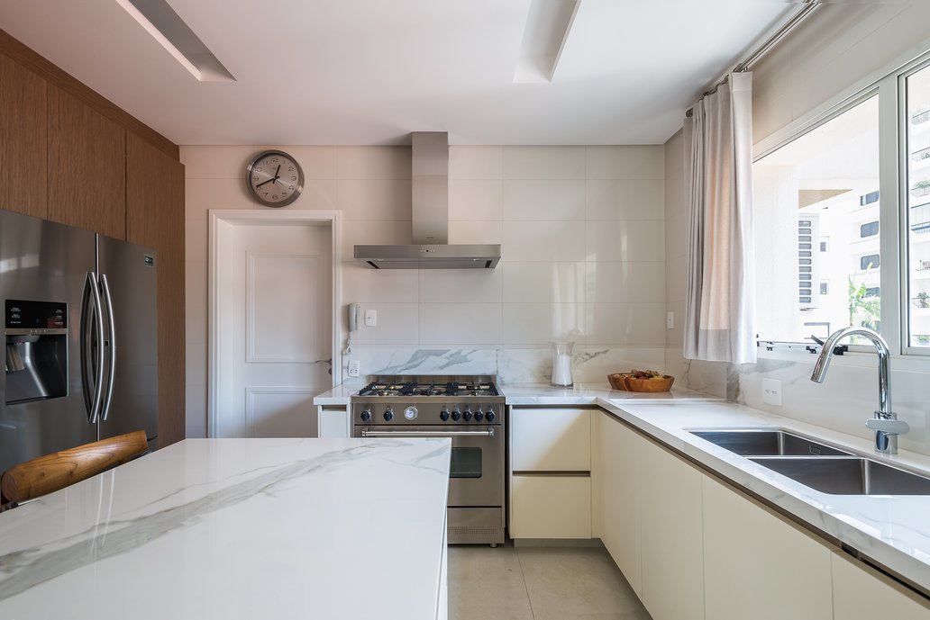Cozinha com Revestimento de parede Coloríssima Off White 30x60cm, e piso em Porcelanato Beige Versailles 60x120cm Silk.