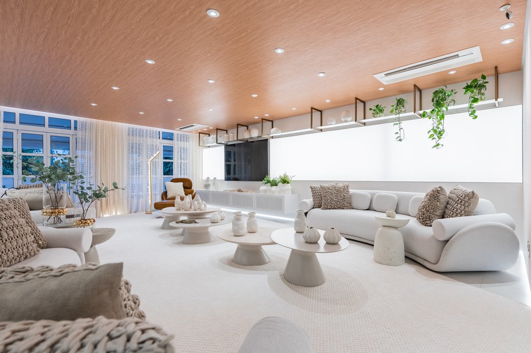 Sala living integrada com cozinha e bar