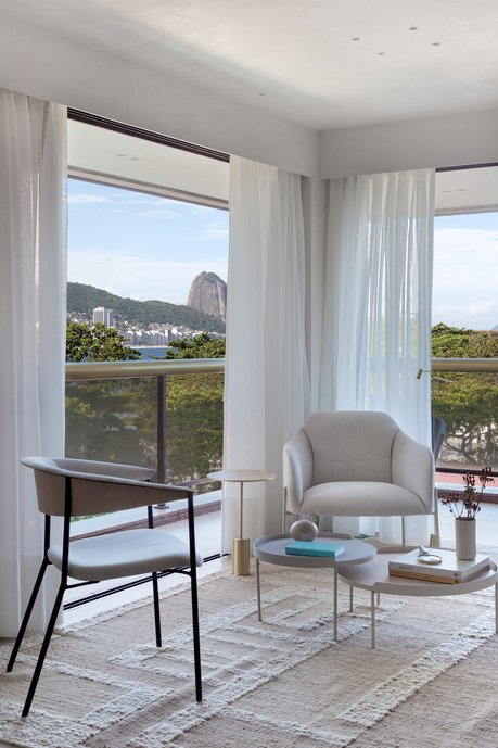 Sala com vista para paisagem.