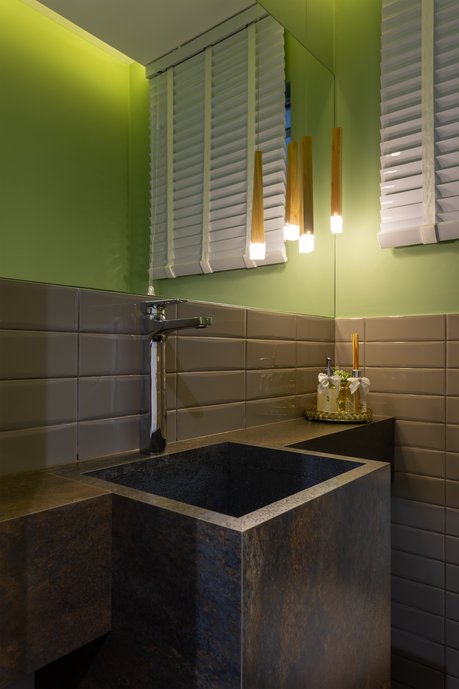 Lavabo arrojado, com mix de cores e texturas, destaque para cuba esculpida em porcelanato Steel Corten.