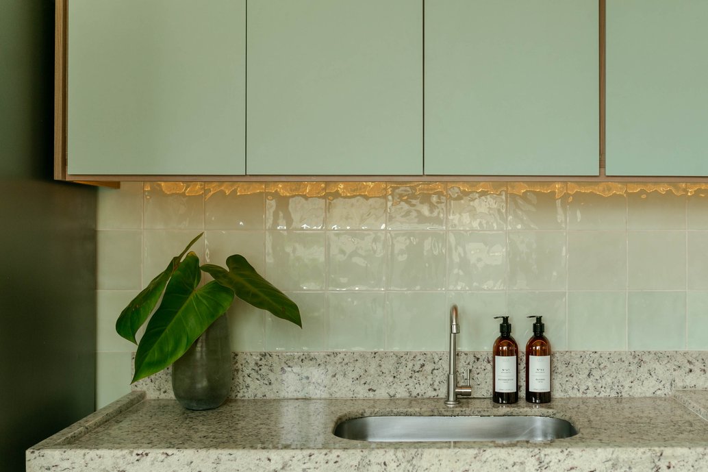 Destaque para área de backsplash revestida com Gouache Mer