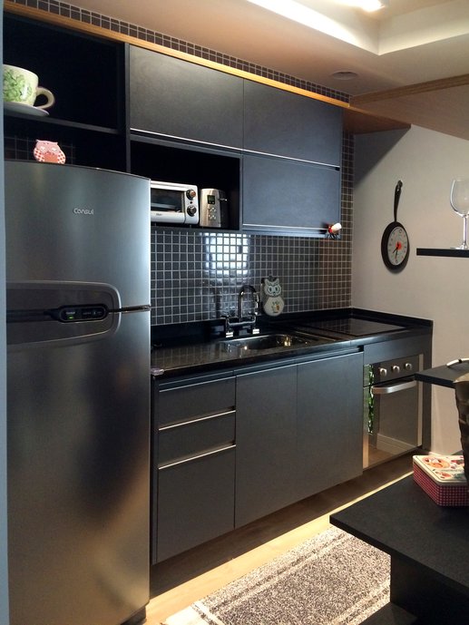 Cozinha de apartamento Studio com parede hidráulica revestida
com cerâmica Portobello, Linha Colors, Colors Metal 4,5x4,5cm. 