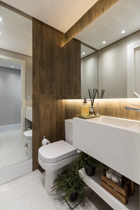 Lavabo com um toque rústico do amadeirado do porcelanato. Algo incomum para o lavabo, onde geralmente, optamos por papel de parede. Amamos o resultado! Foto: Marcelo Donadussi
