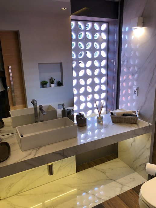 Bancada, piso e teto em Marmi Classico.