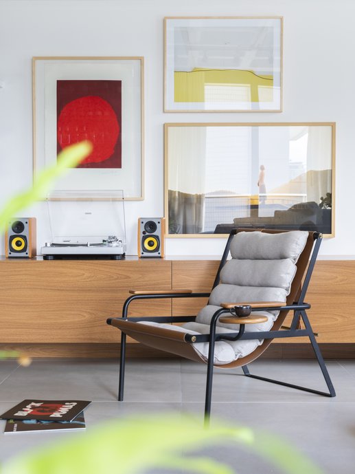 Vitrola, vinis e quadros coloridos na decoração