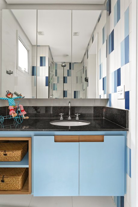Banheiro colorido em tons de azul degradê. Fotos Gustavo Awad
