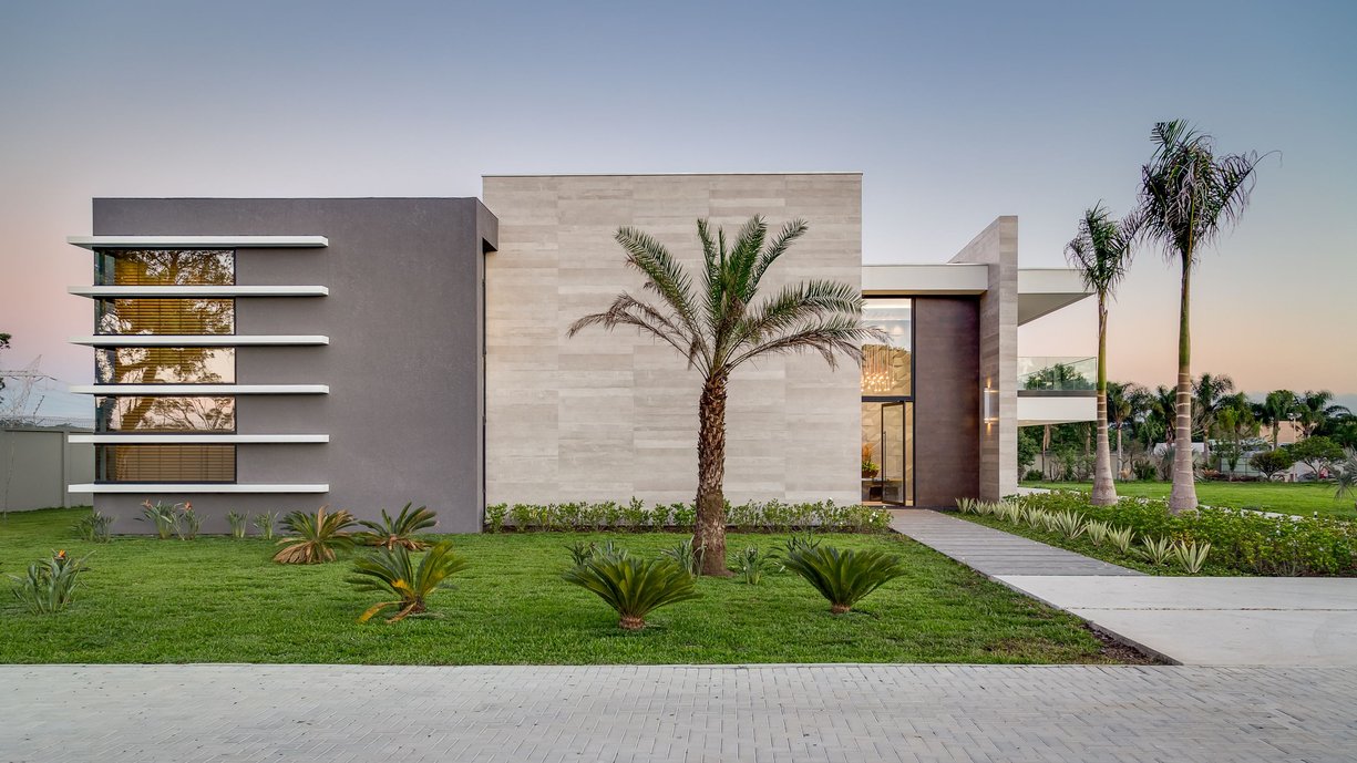Fachada com ripas de concreto