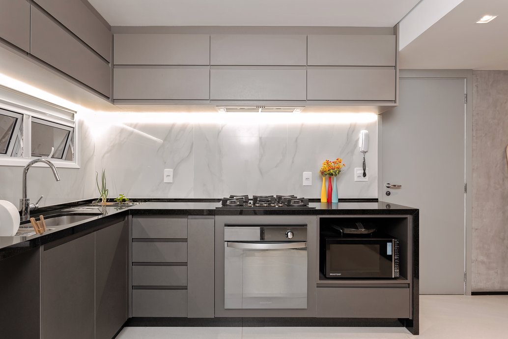 Cozinha clean, piso cinza claro e frontão da bancada marmorizado. Fotos Gustavo Awad