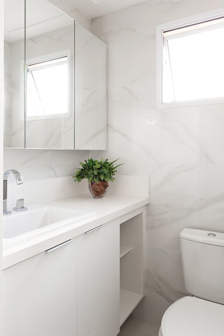 banhewiro total white, com paredes e piso marmorizados. Fotos Gustavo Awad