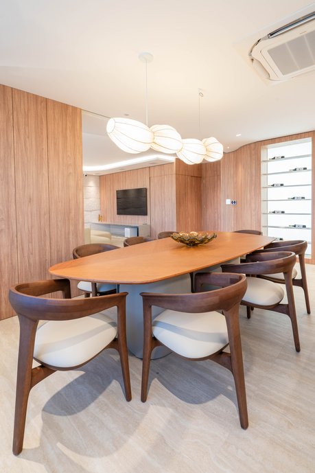Uma cobertura de 258m2 que é mais que um apartamento, um cenário para lindas histórias. Cada espaço mostra escolhas que priorizam bem-estar e um viver com aconchego e conforto! 