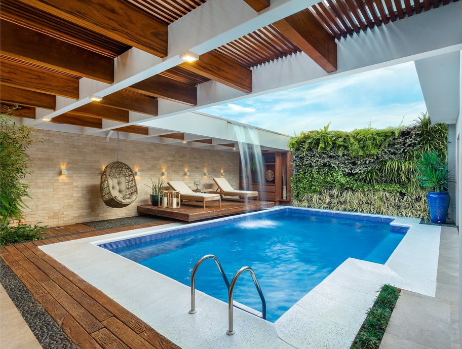 Cascata da piscina no teto da casa