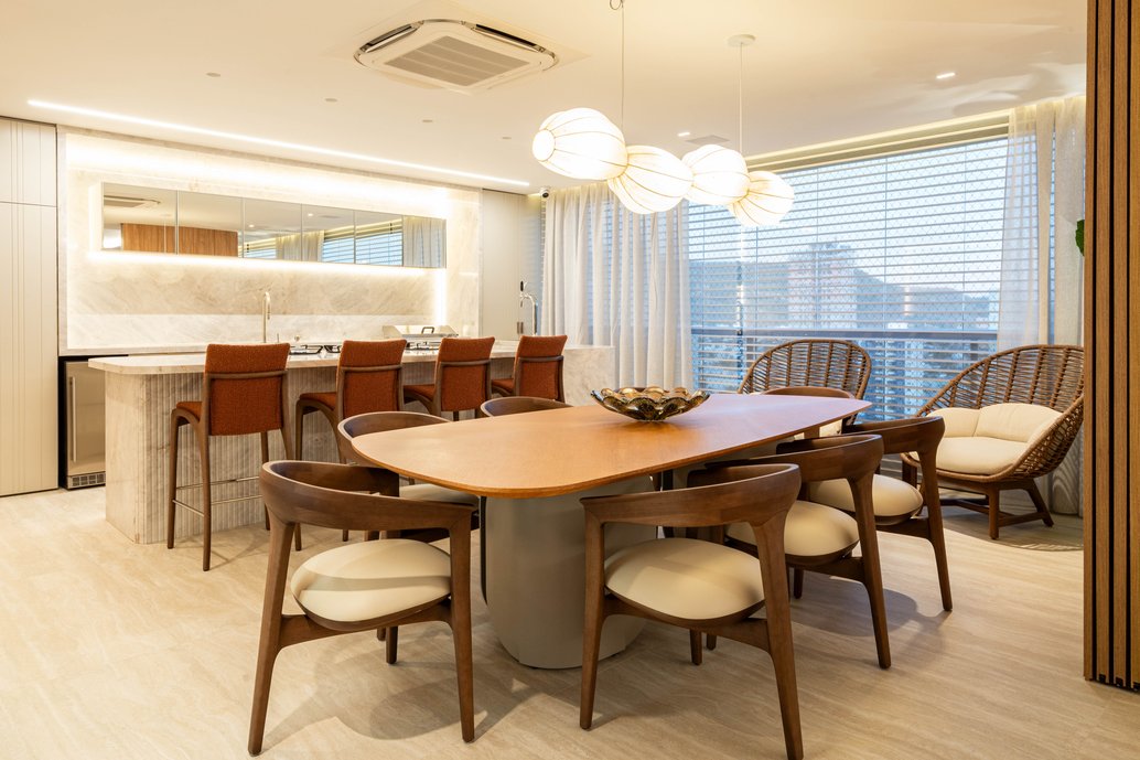 Uma cobertura de 258m2 que é mais que um apartamento, um cenário para lindas histórias. Cada espaço mostra escolhas que priorizam bem-estar e um viver com aconchego e conforto! 
