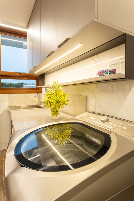 Remodelamos o móvel que a cliente já tinha com um toque de modernidade e também funcionalidade.
A esquerda temos um espaço de tulha que eles têm acesso no segundo piso para depositar as roupas.
