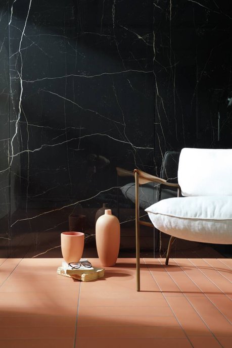 Mármore preto Nero Venato e piso com de argila Terralma Japapão.