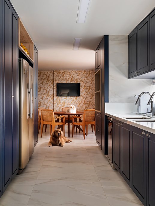 Uma cozinha que harmoniza os tons de azul e amarelo em sua composição, ganhando destaque pela presença marcante do papel de parede.