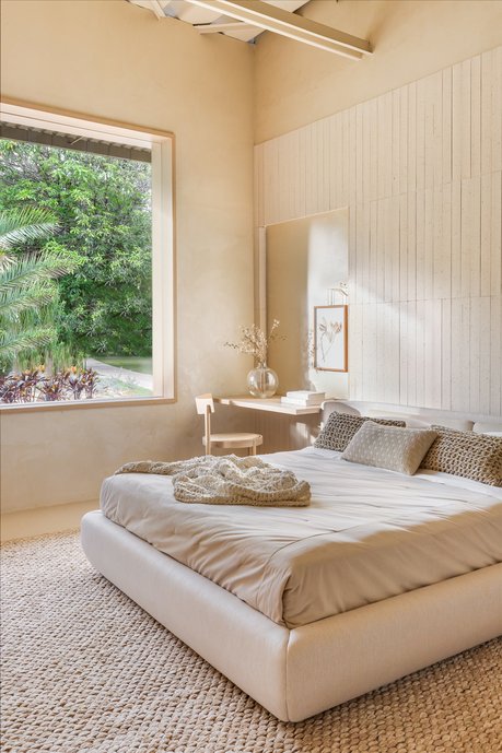 Quarto com janela, cama queen, e escrivaninha.