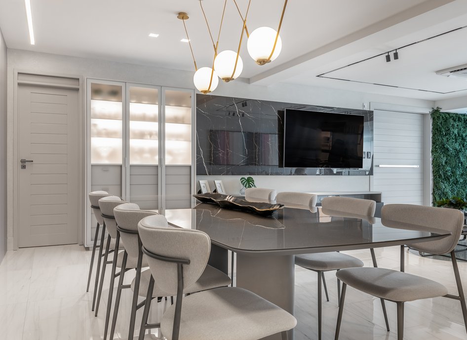 Painel TV em porcelanato Nero Venato.