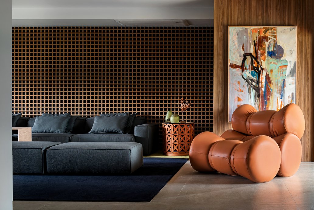 Uma sala de TV intimista, onde o design vibrante se encontra com uma paleta de cores sofisticada