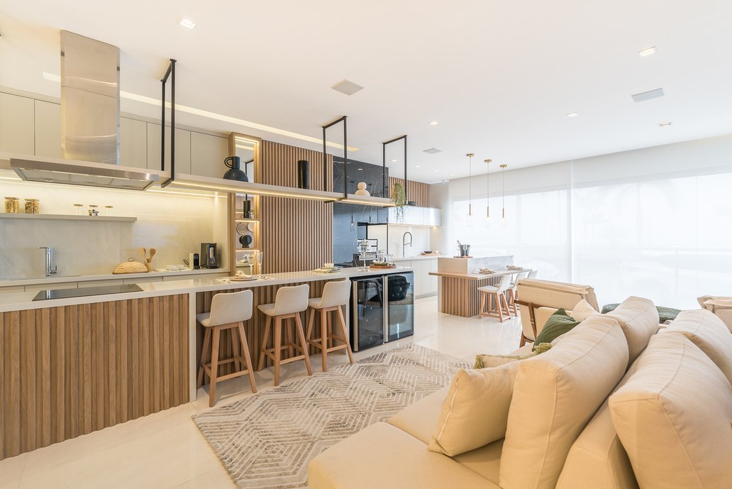 Amplitude, foi a premissa deste projeto. Ambientes totalmente integrados, onde temos a Varanda Churrasqueira ao fundo, com Área de Serviço oculta, Cozinha e Living.