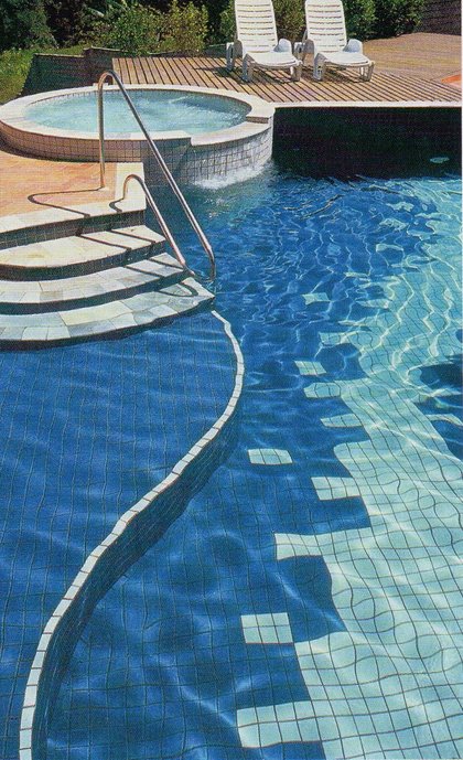 Piscina projetada em diferentes níveis de profundidade para atender todas as idades.