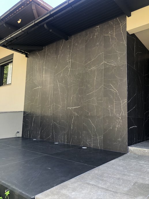 Fachada de casa com revestimento marmorizado