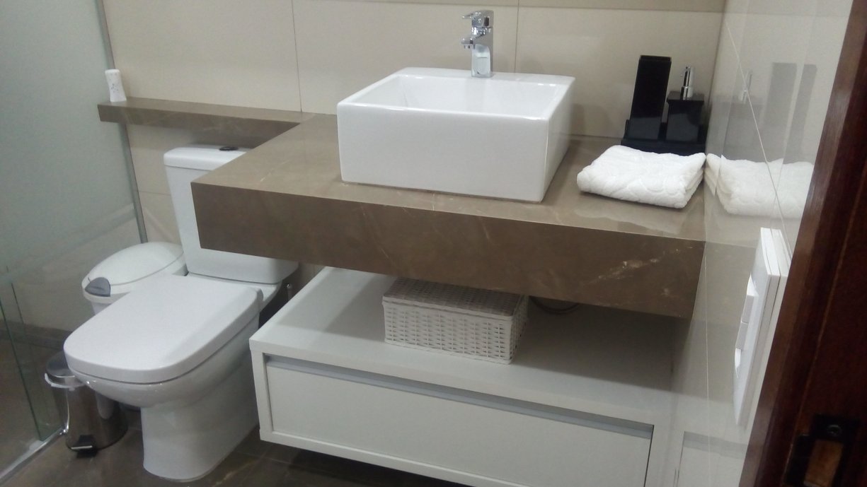 Banheiro do casal com bancada em porcelanato