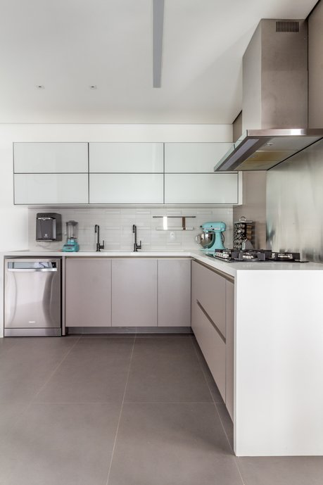 Cozinha de 20.35m² foi projetada em tons de cinza.