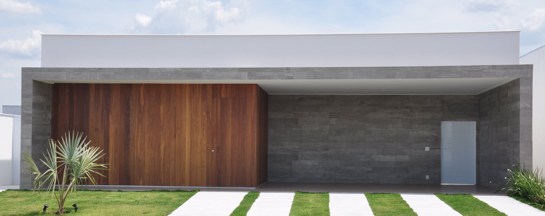 Fachada revestida com porcelanato Portobello, ''concreto brasília''.