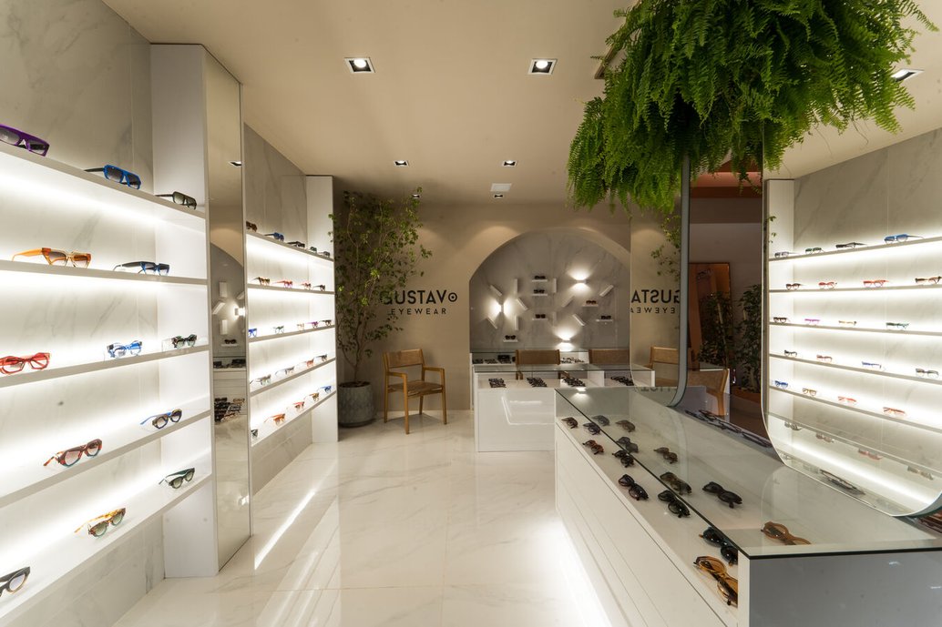O projeto da estreante designer de interiores Daniella Véras propõe um novo e moderno olhar para os estabelecimentos comerciais, em que o cliente é estimulado visualmente e sensorialmente. No ambiente de 36m², esse conceito está presente na escolha do uso da cor laranja e dos materiais nobres, como as lastras de porcelanato. Os mostruários dos acessórios da ótica Gustavo Eyewear são de marcenaria personalizados de diferentes formatos. O espaço conta com ar condicionado com reaproveitamento da água.