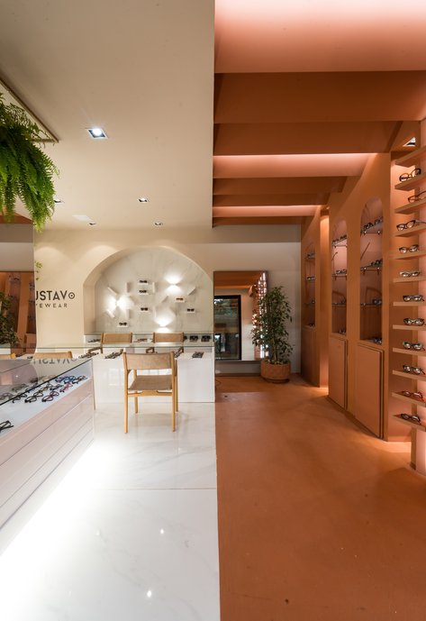 O projeto da estreante designer de interiores Daniella Véras propõe um novo e moderno olhar para os estabelecimentos comerciais, em que o cliente é estimulado visualmente e sensorialmente. No ambiente de 36m², esse conceito está presente na escolha do uso da cor laranja e dos materiais nobres, como as lastras de porcelanato. Os mostruários dos acessórios da ótica Gustavo Eyewear são de marcenaria personalizados de diferentes formatos. O espaço conta com ar condicionado com reaproveitamento da água.